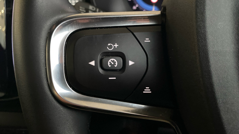 Volvo XC40 2.0 B4P Ultimate Dark 5dr Auto Petrol Estate